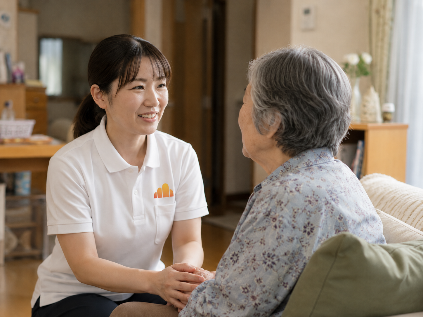 訪問先で利用者と話す看護師