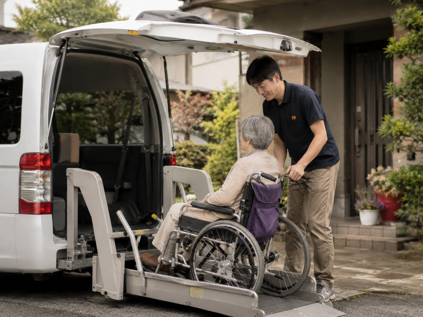 プレスカンゴタクシーへ乗車する利用者を支えるスタッフ